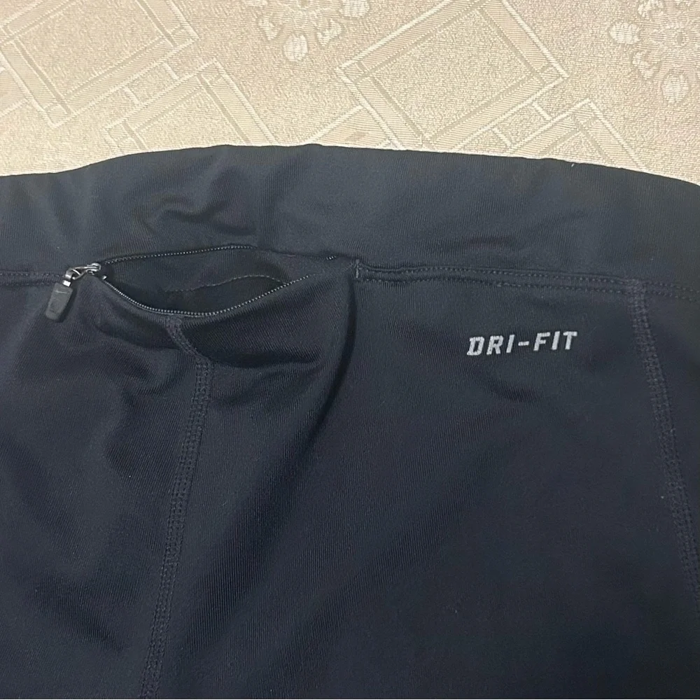 Nike Dri-Fit Black Capris Workout Leggings Back Zip Pocket Sz S EUC Athletic Gym